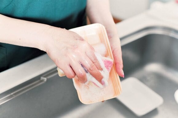 トレーは洗剤で洗う