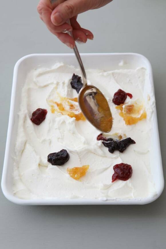 スプーンの背で弧を描くようにのばす