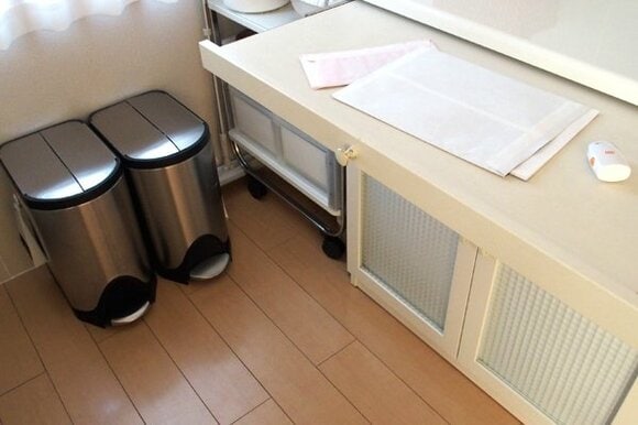 ゴミ箱も左足でペダルを踏めばすぐに開けられる状態