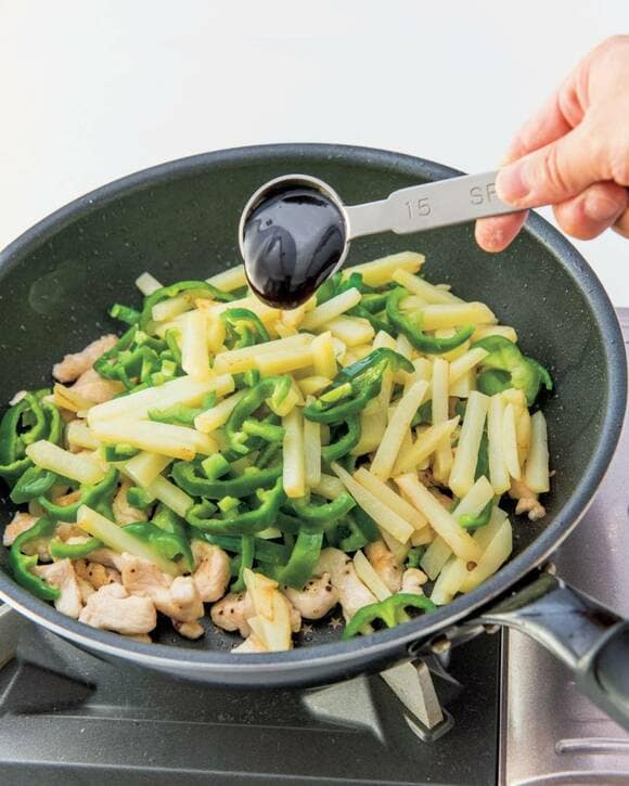 炒めものにソースを加える