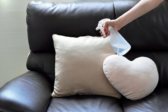 クッションにスプレー