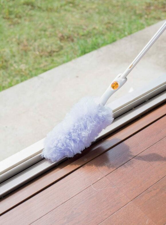 ハンディモップでサッシのホコリを取る