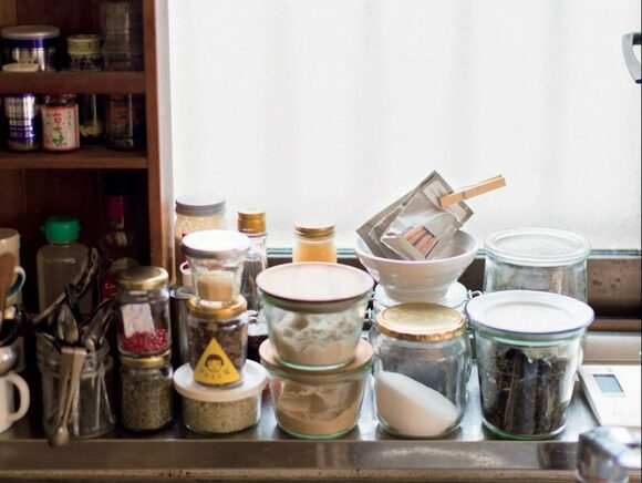 封をあけたスパイスは すり鉢に入れて 調味料ビンにのせる