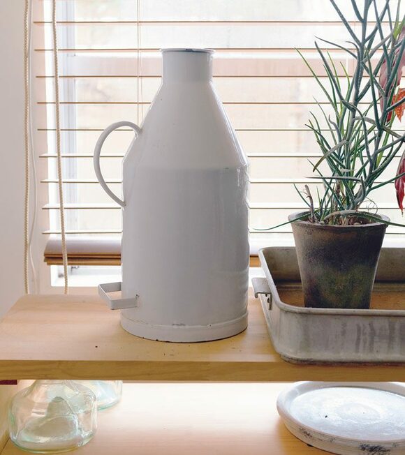 使わない花器は飾りながら収納