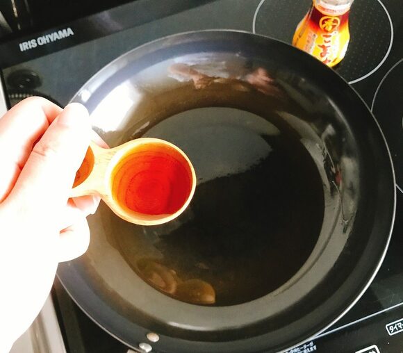 ラー油をかけ、レモンを添える