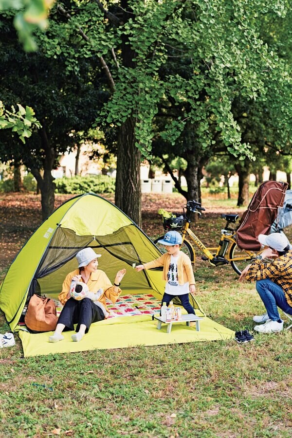 公園でのんびりしている家族