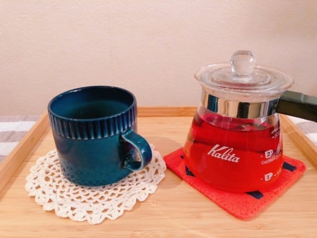 コップとホットドリンク