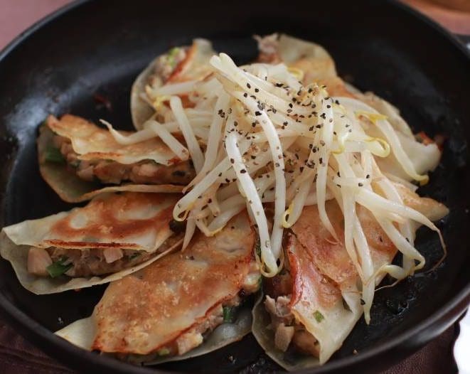 真ん中にもやしのナムルをのせてブラックペッパーをふる