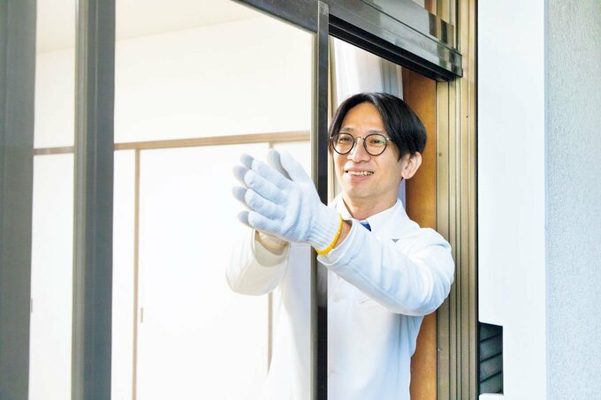 男性窓を挟み拭き