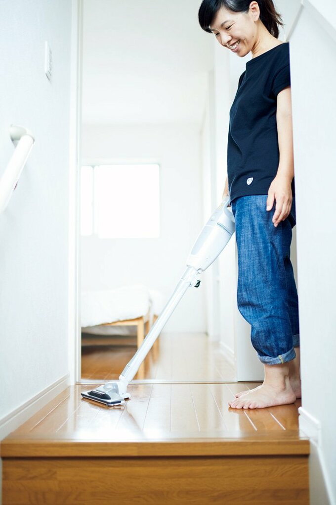 掃除機で掃除をする女性