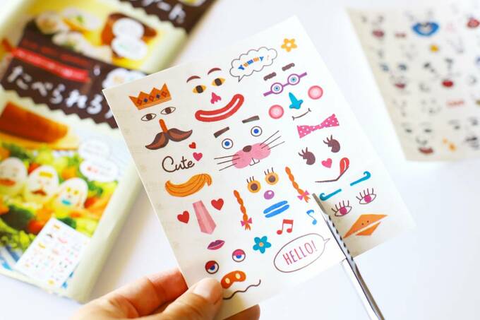 食べられるアートを切る様子