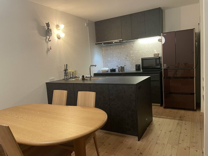 II型キッチンをダイニングから見る