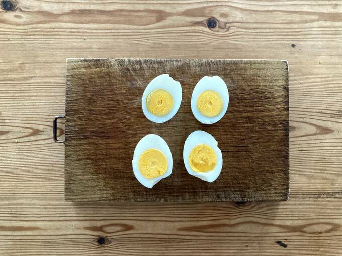 ゆでたまごを半分に切る