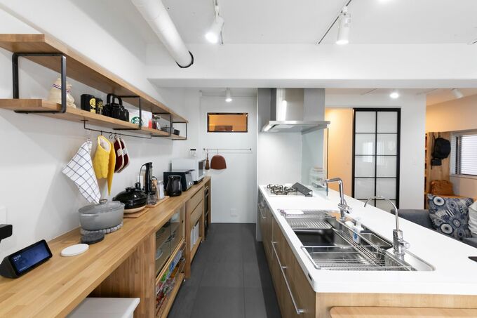 ふたりで作業できる通路幅を確保したキッチン