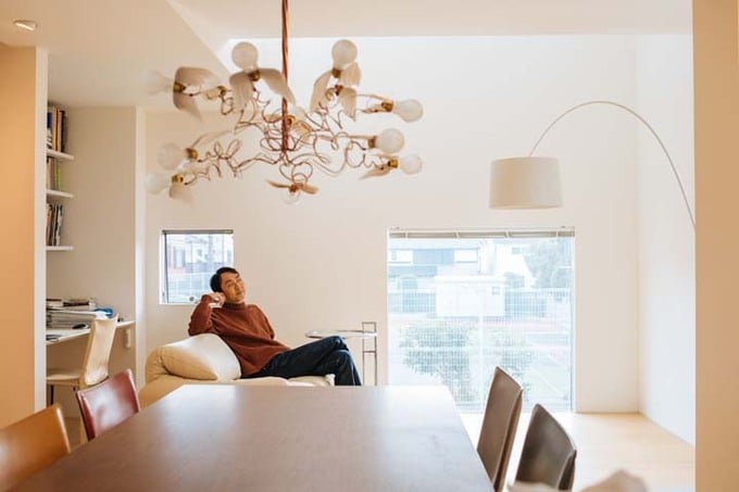 ソファ「マラルンガ」でくつろぐ田中さん