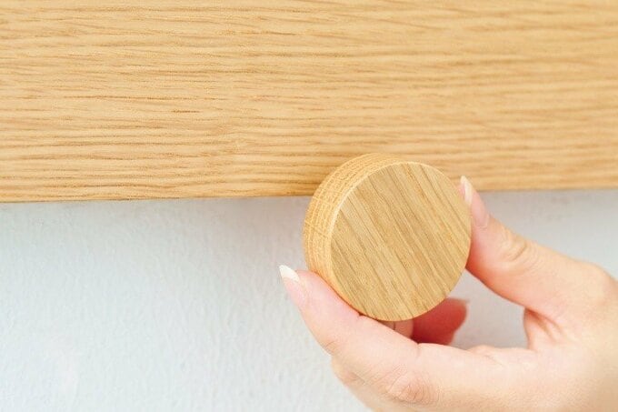 本体にマグネットをつける様子