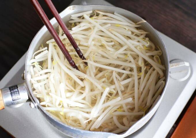 モヤシをゆでる様子