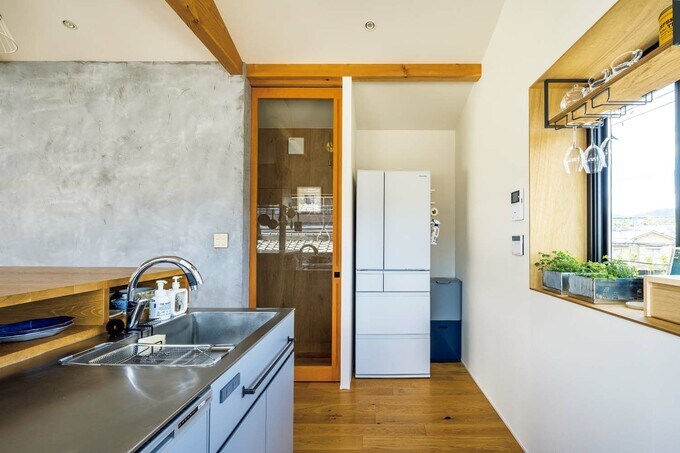 シンクから数歩で届く冷蔵庫