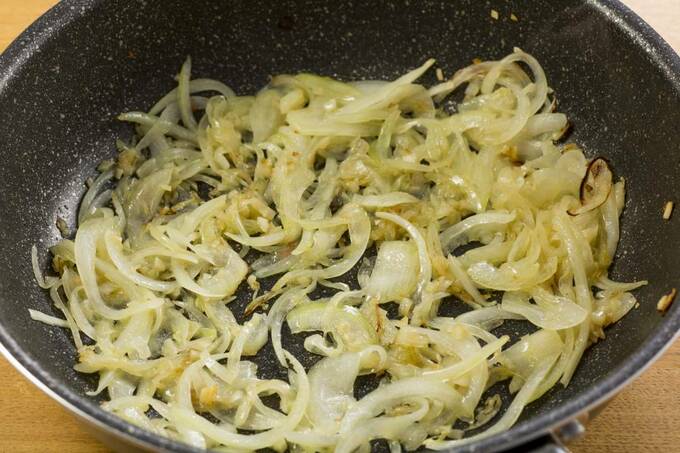 フライパンに千切りにしたタマネギ