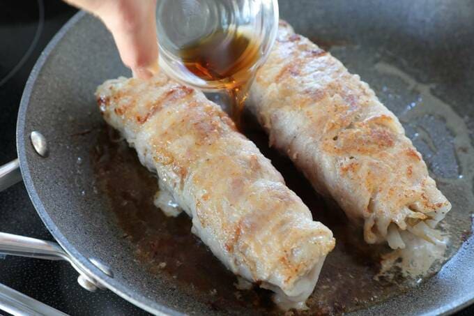 フライパンにめんつゆを入れる様子