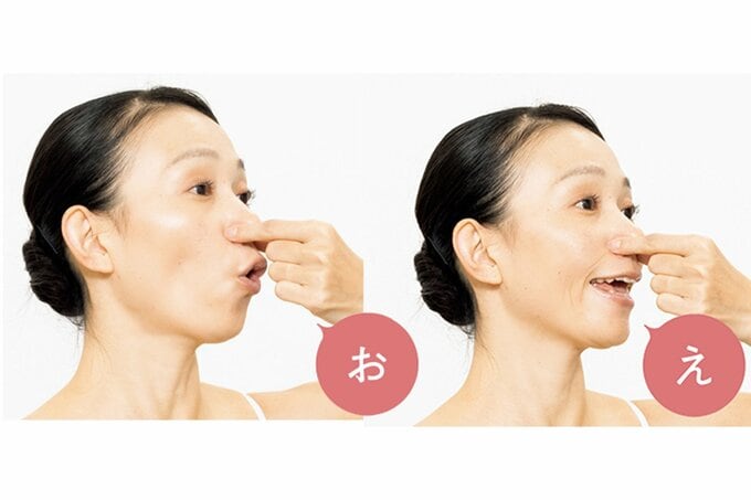 鼻をつまんで「え、お」の口の動きをする女性