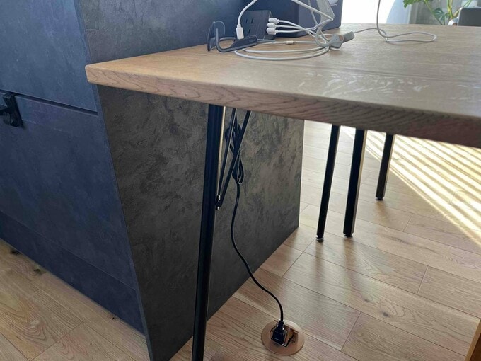 ダイニングテーブル下のアップコンセント