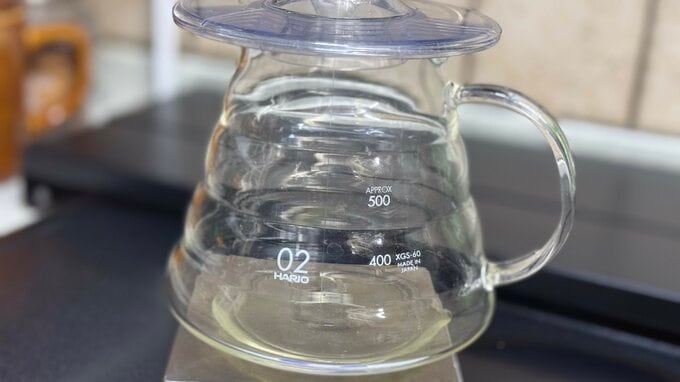コーヒードリッパーにヨーグルトの水分を集めている