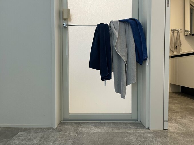 お風呂場の入り口のバーに掛けてあるタオル類