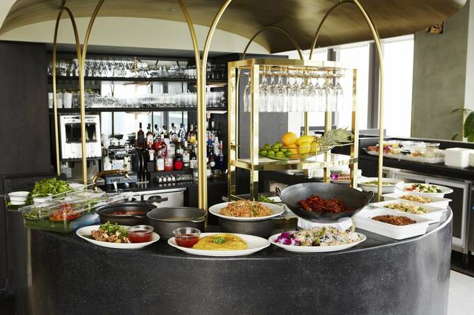 たくさんの料理が並べられている様子