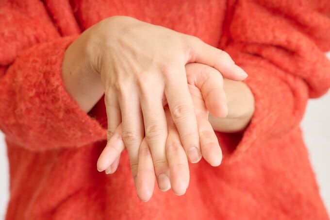 手を重ねて指の間まで伸ばす