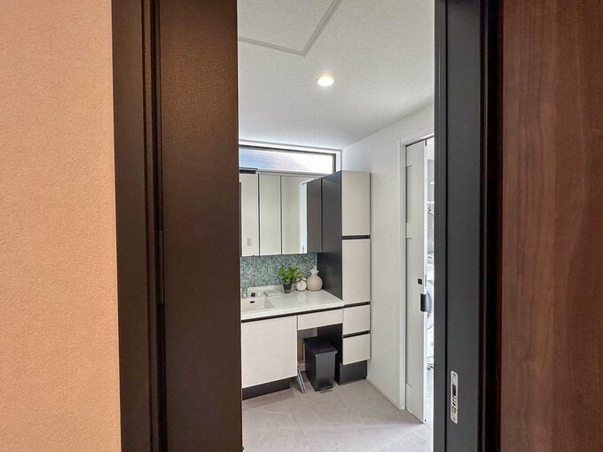 引き戸から洗面を見る