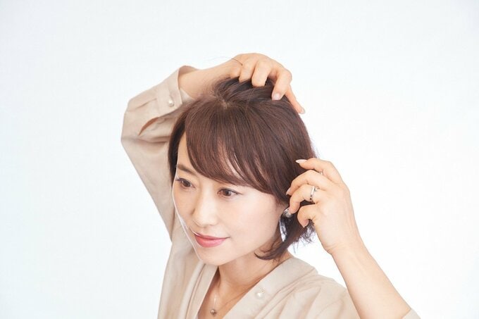 髪を触る女性