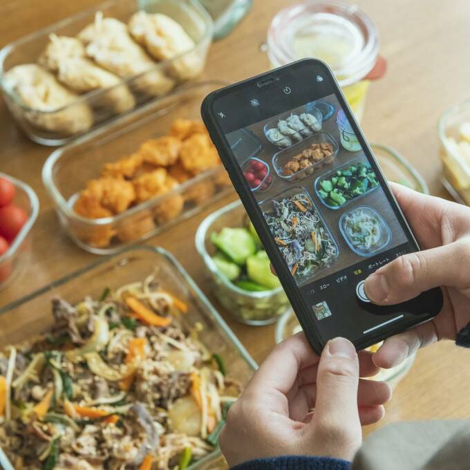 スマホで写真を撮る様子