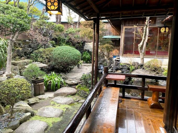 イスがある庭園