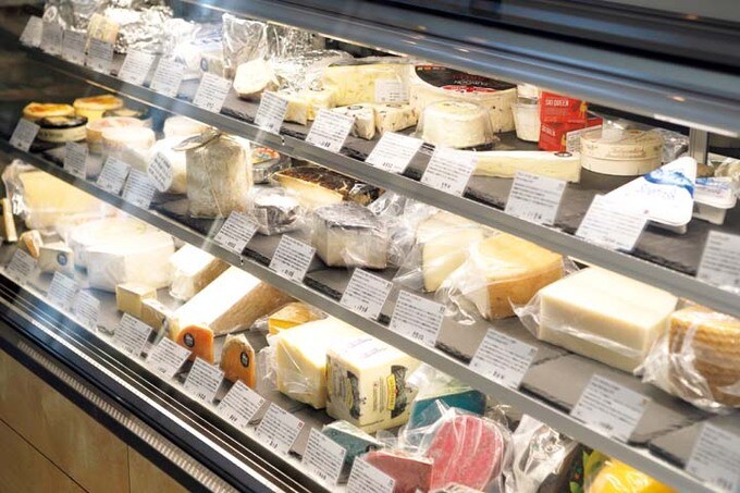 約60種類のお取り寄せチーズが並んだショーケース