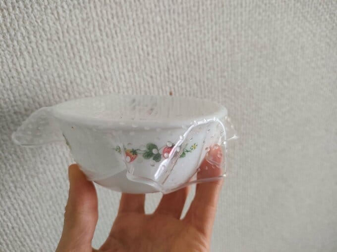 小鉢に伸びラップをかぶせたところ