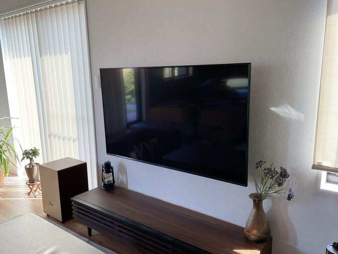 筆者の家の壁かけテレビ