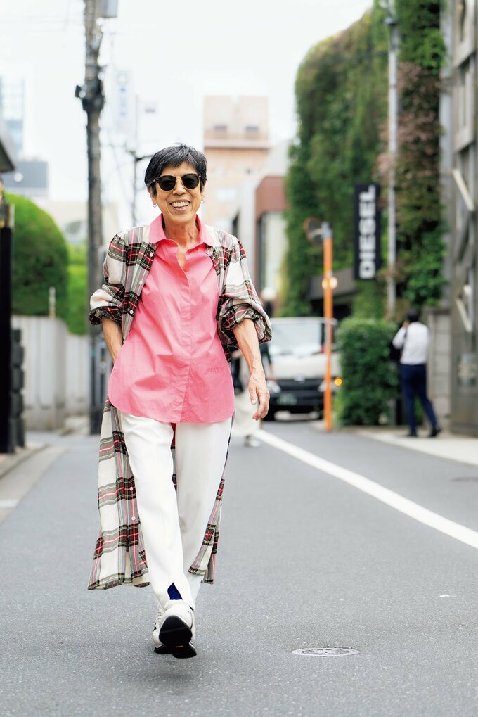スニーカーで歩く西さん