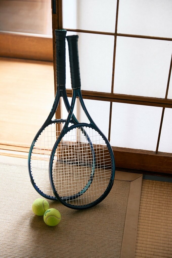 テニスラケットとテニスボール