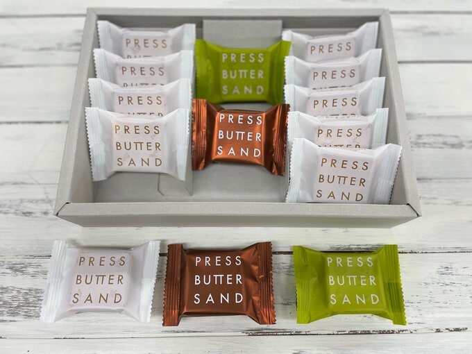 新春バターサンドPKG中身