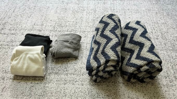 洋服をたたんでいる様子