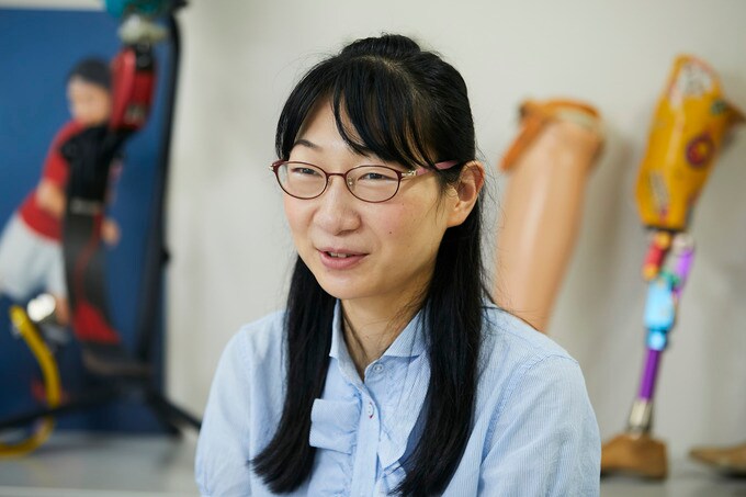インタビューに答える女性