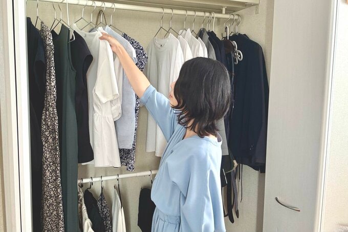 クローゼットに服をかけている様子