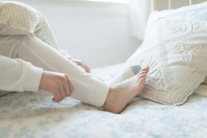 ベッドの上に足