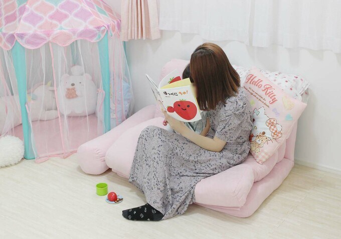 ソファで絵本を読み聞かせ