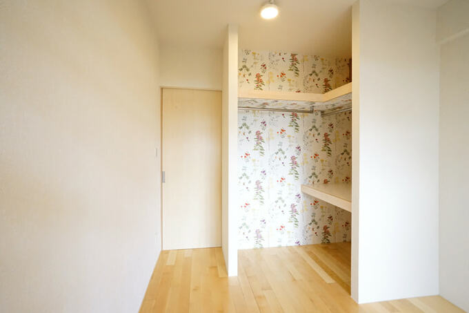 リノベーション後のベランダ側から見た寝室の写真