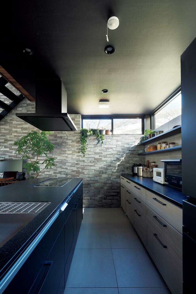 壁面収納の扉は白