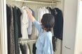 40代、身軽に暮らす人の「クローゼット収納」3つ。服もバッグも“かけるだけ”、みるみる片付く