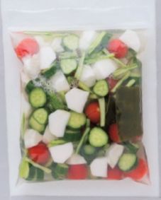 保存用ポリ袋にカブとキュウリとトマトのサラダのすべての材料を入れた様子