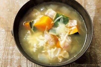 笠原将弘さんの「カボチャとベーコンのスープ」レシピ。チーズのコクでまろやかな味わいに